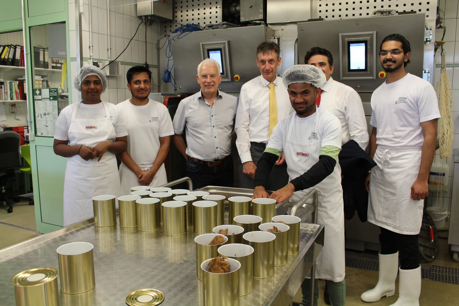 Indischer Generalkonsul besucht indische Auszubildende Bild